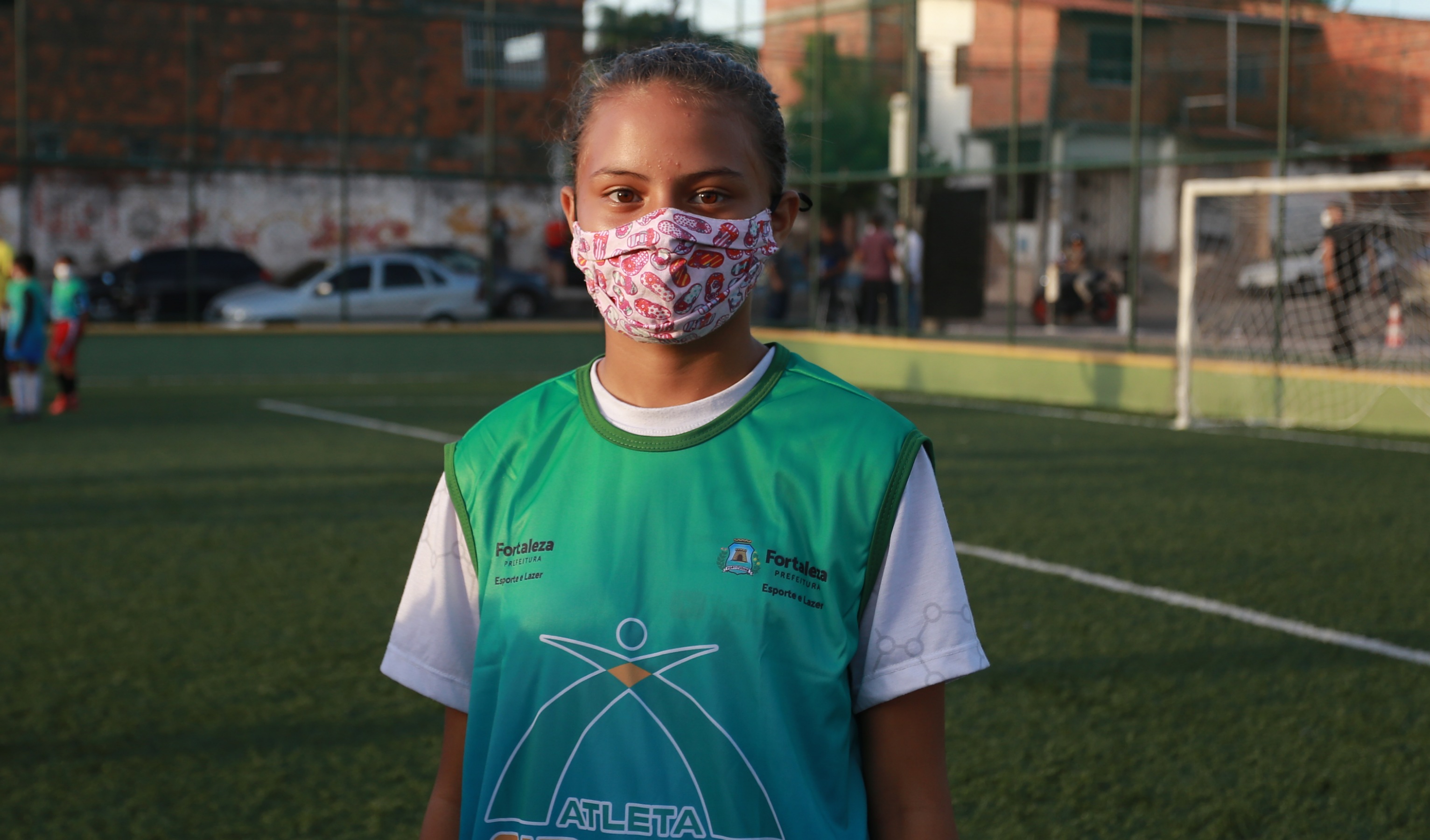 menina de máscara posa para a foto